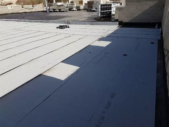 איטום גג ביריעות ביטומניות בסניף דואר ישראל